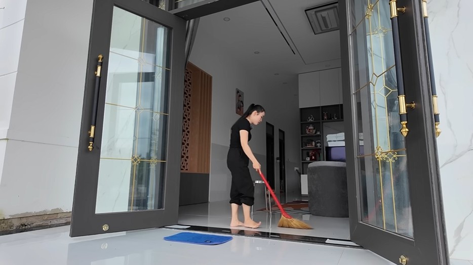 Trong khi đó Ngọc Mai - vợ Sang Vlog và cũng là YouTuber với kênh 466k người đăng ký lại thoải mái hơn trong chuyện giới thiệu nhà cửa.