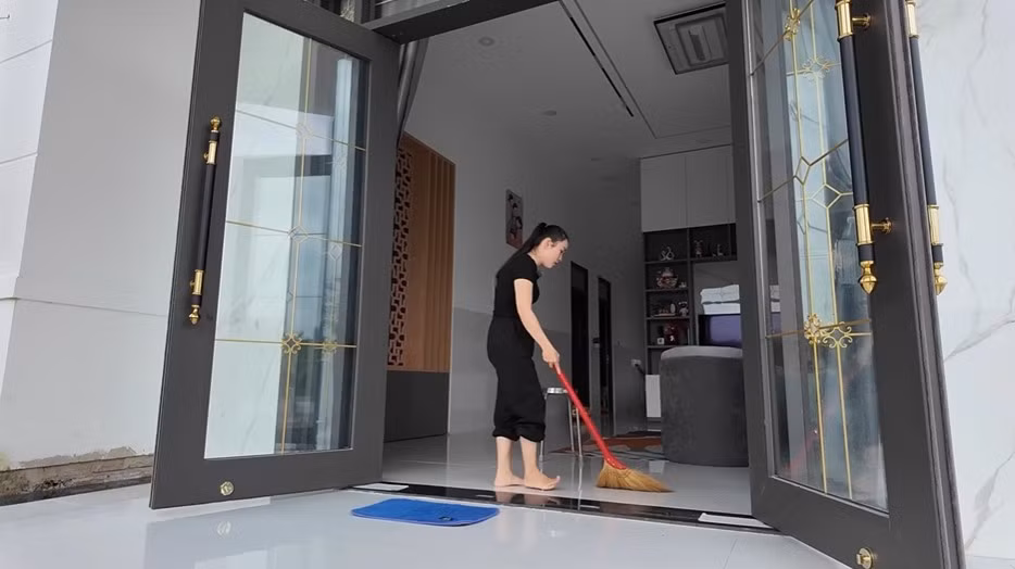 Trong khi đó Ngọc Mai - vợ Sang Vlog và cũng là YouTuber với kênh 466k người đăng ký lại thoải mái hơn trong chuyện giới thiệu nhà cửa.