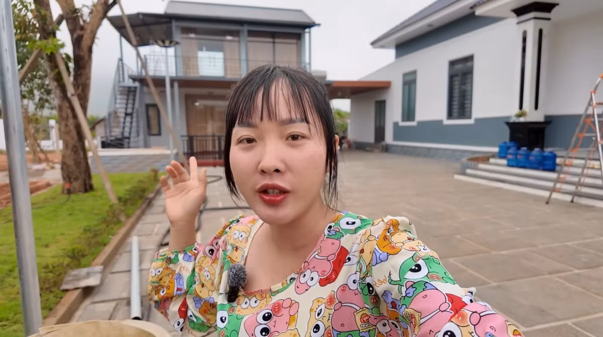 Mới đây, sau gần 2 năm kể từ thông báo nợ nần đó, Sang Vlog cập nhật thành tựu mới khiến nhiều người chú ý. Nam YouTuber cho biết vợ chồng đã xây được nhà mới to đẹp và khang trang.