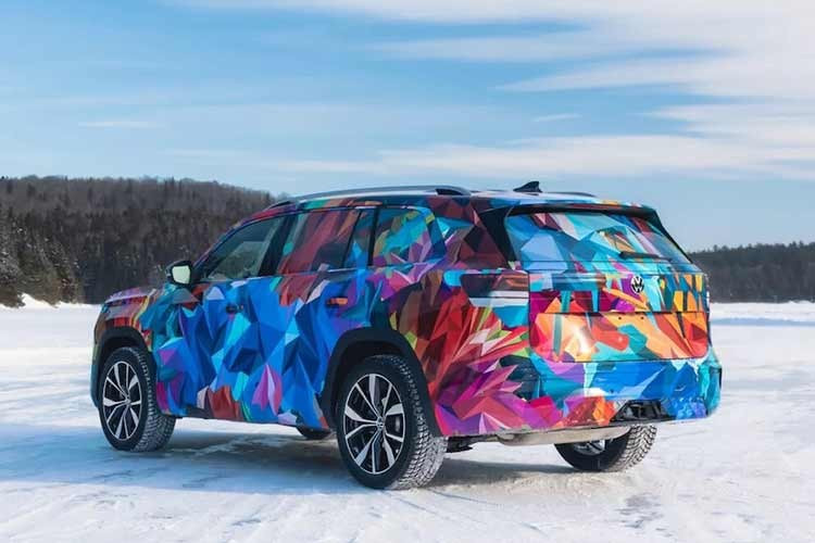 Nhìn hai bên thân xe, Atlas 2027 có lớp ốp nhựa và đường vai nổi bật. Chúng được kết hợp với các vòm bánh xe mạnh mẽ, thân xe được thiết kế khí động học và đường viền thân xe vuốt lên. Phần đuôi xe được ngụy trang rất kỹ, nhưng nó có cánh gió và dường như là một thanh đèn. Phần cản sau uốn lượn với các họa tiết lưới hình thoi ở hai bên của bộ phận móc kéo.