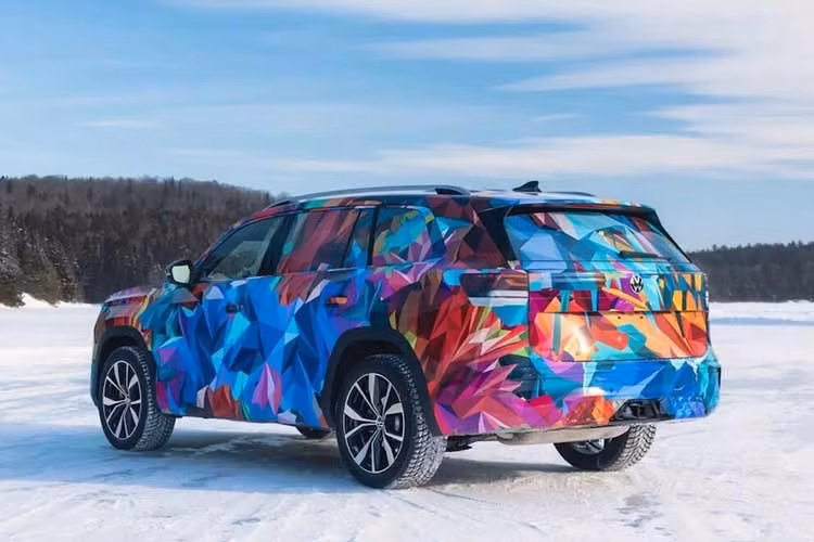 Nhìn hai bên thân xe, Atlas 2027 có lớp ốp nhựa và đường vai nổi bật. Chúng được kết hợp với các vòm bánh xe mạnh mẽ, thân xe được thiết kế khí động học và đường viền thân xe vuốt lên. Phần đuôi xe được ngụy trang rất kỹ, nhưng nó có cánh gió và dường như là một thanh đèn. Phần cản sau uốn lượn với các họa tiết lưới hình thoi ở hai bên của bộ phận móc kéo.