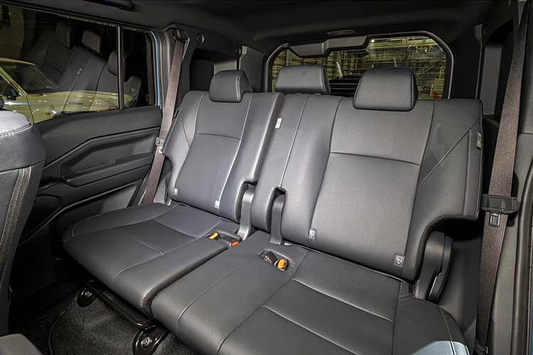 Cần số dạng cơ bắp cùng loạt nút chức năng cho off-road được bố trí rõ ràng, nhấn mạnh khả năng vận hành địa hình của mẫu xe. Dù chưa công bố chi tiết, Toyota xác nhận Land Cruiser FJ sẽ được trang bị gói an toàn chủ động Toyota Safety Sense, bao gồm các hệ thống hỗ trợ người lái tiên tiến nhất.