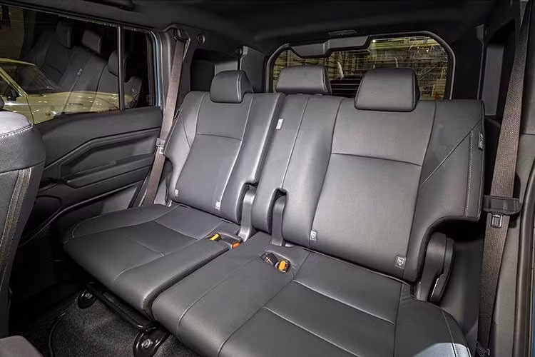 Cần số dạng cơ bắp cùng loạt nút chức năng cho off-road được bố trí rõ ràng, nhấn mạnh khả năng vận hành địa hình của mẫu xe. Dù chưa công bố chi tiết, Toyota xác nhận Land Cruiser FJ sẽ được trang bị gói an toàn chủ động Toyota Safety Sense, bao gồm các hệ thống hỗ trợ người lái tiên tiến nhất.