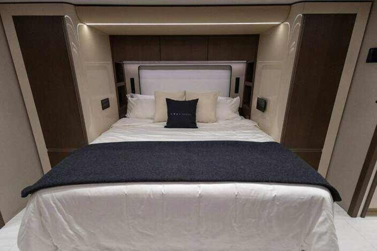 Phòng ngủ chính nằm ở phía sau xe, có giường cỡ lớn và nhiều ngăn chứa đồ thông minh. Phòng tắm được lát gạch cao cấp với hệ thống vòi hoa sen và bồn rửa sang trọng.