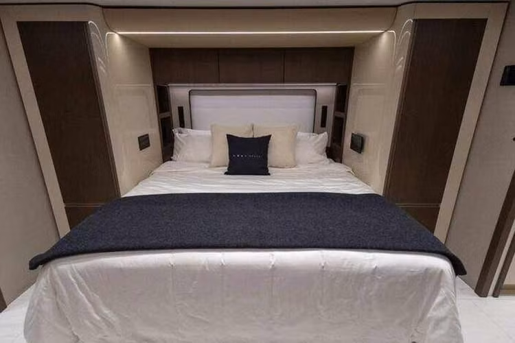 Phòng ngủ chính nằm ở phía sau xe, có giường cỡ lớn và nhiều ngăn chứa đồ thông minh. Phòng tắm được lát gạch cao cấp với hệ thống vòi hoa sen và bồn rửa sang trọng.