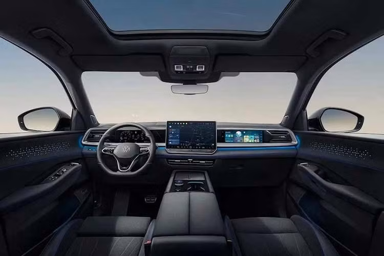 Volkswagen không hé lộ nội thất, nhưng khoang cabin có thể sẽ tương tự như mẫu xe cùng hãng tại Trung Quốc. Nếu vậy, mẫu xe này sẽ sở hữu khoang lái công nghệ cao với cụm đồng hồ kỹ thuật số, hệ thống thông tin giải trí nổi và màn hình hiển thị cho hành khách phía trước.