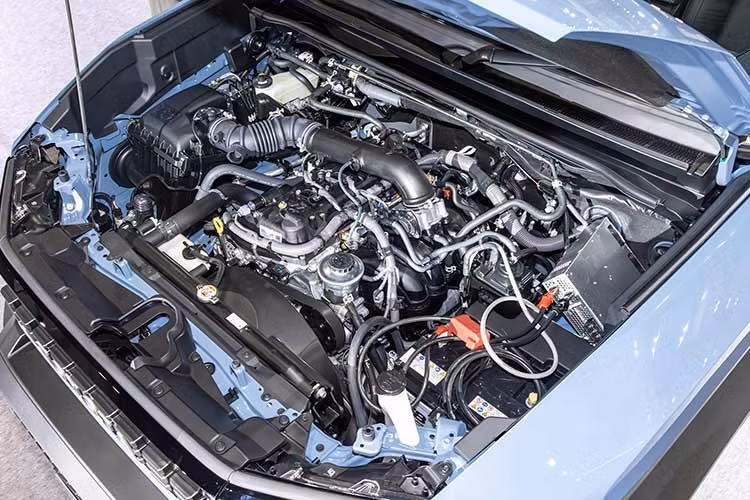 Tại thời điểm ra mắt, Land Cruiser FJ được trang bị khối động cơ xăng 2.7L hút khí tự nhiên vốn đã tạo nên danh tiếng về độ bền trên các dòng xe huyền thoại như Prado hay Hilux. Cỗ máy này sản sinh công suất 161 mã lực cùng mô-men xoắn 246 Nm.