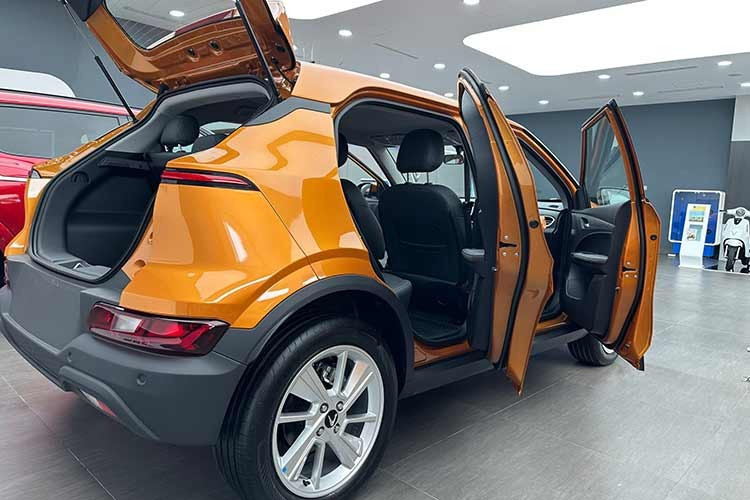 VinFast VF5 sở hữu nhiều lợi thế cạnh tranh trong phân khúc SUV hạng A như giá bán kèm pin hấp dẫn, chỉ từ 529 triệu đồng, thiết kế nhỏ gọn, trang bị đủ dùng, chi phí sử dụng thấp, chính sách bảo hành dài, mạng lưới trạm sạc công cộng phủ rộng toàn quốc và chương trình miễn phí sạc pin đến tháng 2/2029.