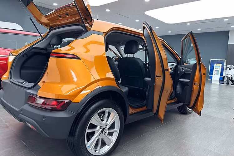 VinFast VF5 sở hữu nhiều lợi thế cạnh tranh trong phân khúc SUV hạng A như giá bán kèm pin hấp dẫn, chỉ từ 529 triệu đồng, thiết kế nhỏ gọn, trang bị đủ dùng, chi phí sử dụng thấp, chính sách bảo hành dài, mạng lưới trạm sạc công cộng phủ rộng toàn quốc và chương trình miễn phí sạc pin đến tháng 2/2029.