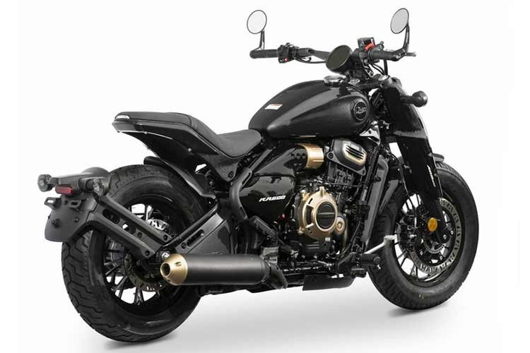 Sức mạnh từ khối động cơ được truyền tới bánh sau thông qua hộp số sáu cấp kết hợp với hệ thống truyền động dây đai, một giải pháp thường thấy trên các mẫu cruiser nhằm giảm tiếng ồn và yêu cầu bảo dưỡng.