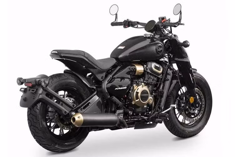 Sức mạnh từ khối động cơ được truyền tới bánh sau thông qua hộp số sáu cấp kết hợp với hệ thống truyền động dây đai, một giải pháp thường thấy trên các mẫu cruiser nhằm giảm tiếng ồn và yêu cầu bảo dưỡng.