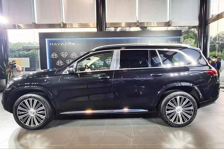 Cụm đèn trước trên Mercedes-Maybach GLS 480 4MATIC sử dụng công nghệ Multibeam LED đi kèm với nhiều tính năng tự động. “Dàn chân” của xe sử dụng mâm kích thước 22 inch với size lốp 285/45R22 ở trước và 325/40R22 ở sau.