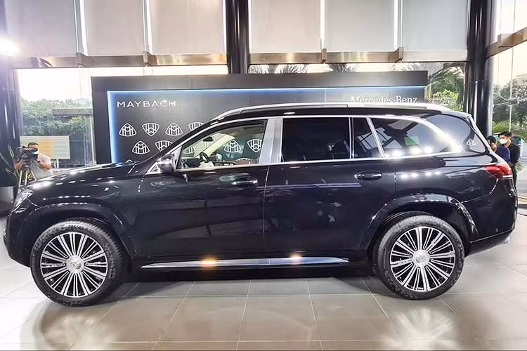 Cụm đèn trước trên Mercedes-Maybach GLS 480 4MATIC sử dụng công nghệ Multibeam LED đi kèm với nhiều tính năng tự động. “Dàn chân” của xe sử dụng mâm kích thước 22 inch với size lốp 285/45R22 ở trước và 325/40R22 ở sau.