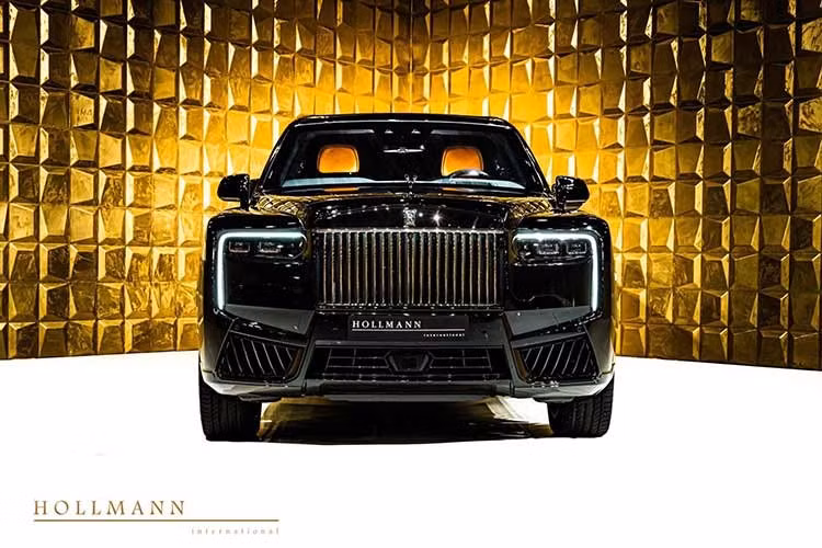Chiếc Rolls-Royce Cullinan Series II này với ngoại thất đen kết hợp nội thất cam Mandarin, trục cơ sở kéo dài và gói chống đạn VR6 hiện được đại lý Hollmann International rao bán với giá 2.082.500 euro, đã bao gồm thuế, tương đương gần 2,5 triệu USD (khoảng 64,37 tỷ đồng).