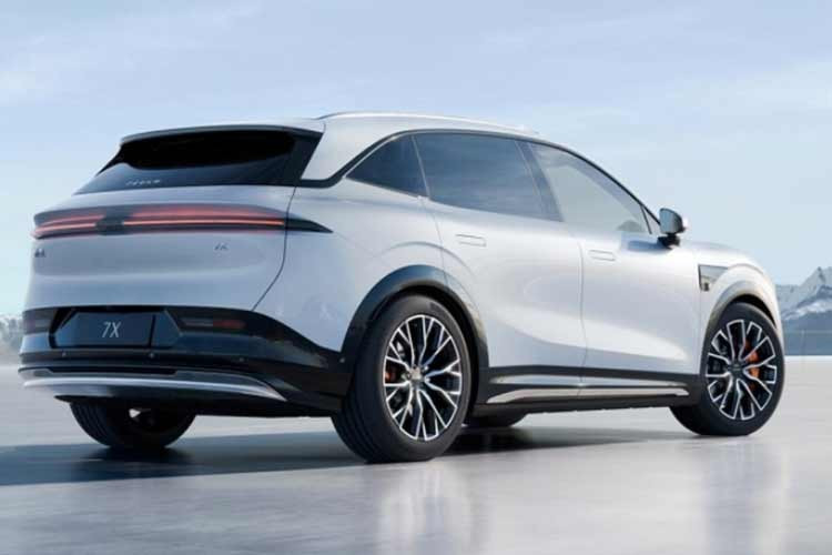 Cao cấp nhất là biến thể Zeekr 7X Performance AWD, giá 72.900 AUD (khoảng 1,32 tỷ đồng), thấp hơn rất nhiều so với mức 89.400 AUD (1,63 tỷ đồng) của Model Y Performance. Sự chênh lệch về giá nhưng lại áp đảo về trang bị chính là vũ khí giúp tân binh này thu hút sự chú ý của giới mộ điệu.