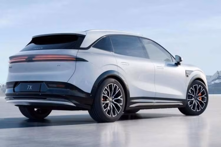 Cao cấp nhất là biến thể Zeekr 7X Performance AWD, giá 72.900 AUD (khoảng 1,32 tỷ đồng), thấp hơn rất nhiều so với mức 89.400 AUD (1,63 tỷ đồng) của Model Y Performance. Sự chênh lệch về giá nhưng lại áp đảo về trang bị chính là vũ khí giúp tân binh này thu hút sự chú ý của giới mộ điệu.