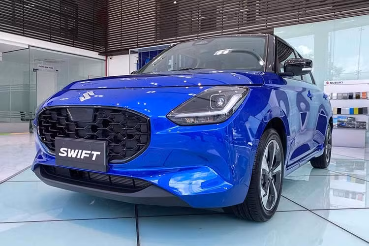 Suzuki Swift: 39 xe Swift - mẫu xe hatchback hạng B hiếm hoi ở Việt Nam đạt doanh số 39 xe trong tháng 1/2026, giảm 33,8%. Suzuki Swift tại Việt Nam được nhập khẩu nguyên chiếc từ Nhật Bản nên giá bán không quá hấp dẫn, dao động từ 569-577 triệu đồng. Bên cạnh đó là tác động của những yếu tố khách quan như sự thờ ơ của người tiêu dùng trong nước với phân khúc xe hatchback hạng B.