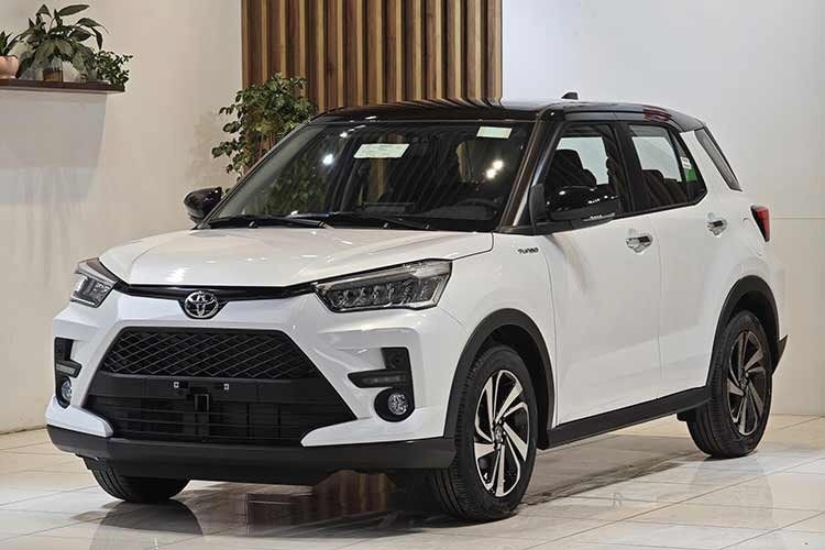 Toyota Raize: 227 xe ﻿Sự vươn lên của Hyundai Venue đã đẩy Toyota Raize xuống vị trí thứ 4 trong phân khúc SUV hạng A. Doanh số của mẫu xe Nhật Bản này đạt 227 chiếc, giảm 33,4%. So với các đối thủ cùng phân khúc, Toyota Raize có chút bất lợi khi chỉ có đúng 1 phiên bản với giá bán khởi điểm 510 triệu đồng.