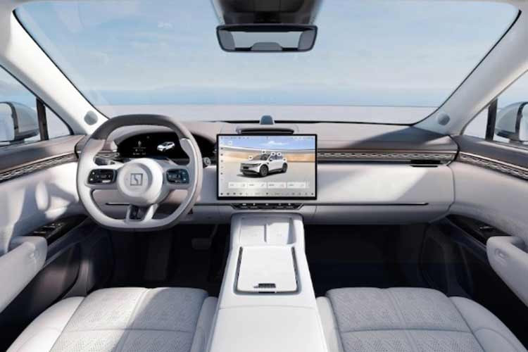 Phiên bản đầu bảng Performance AWD sở hữu những thông số khiến bất kỳ tín đồ tốc độ nào cũng phải phấn khích. Xe được trang bị bộ pin NMC 100 kWh cùng hệ thống mô-tơ kép sản sinh công suất lên tới 637 mã lực và mô-men xoắn 710 Nm.