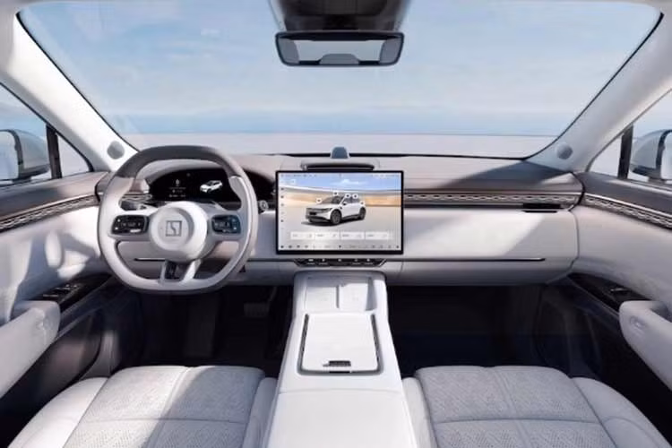 Phiên bản đầu bảng Performance AWD sở hữu những thông số khiến bất kỳ tín đồ tốc độ nào cũng phải phấn khích. Xe được trang bị bộ pin NMC 100 kWh cùng hệ thống mô-tơ kép sản sinh công suất lên tới 637 mã lực và mô-men xoắn 710 Nm.