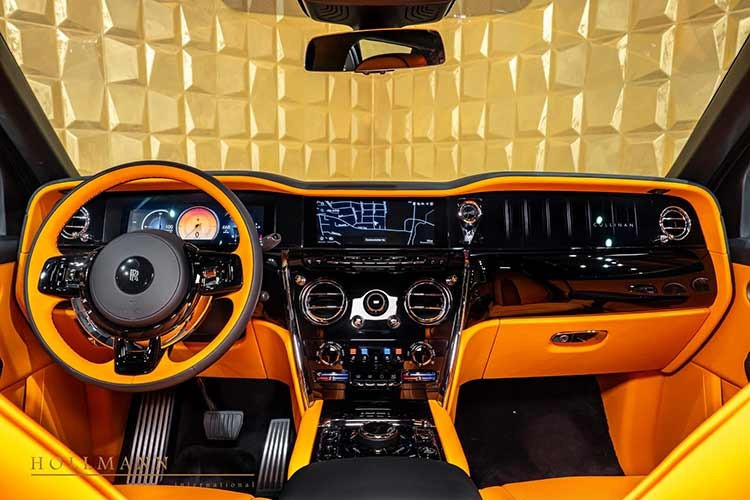 Thay đổi đáng chú ý nhất nằm ở chiều dài cơ sở khi xe được kéo dài thêm 14 inch, tương đương khoảng 350 mm. Nhờ đó, trục cơ sở tăng lên 3.645 mm so với 3.295 mm của bản thông thường.