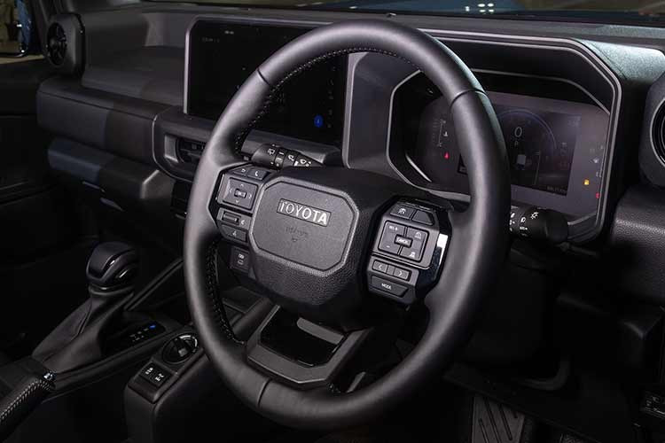 Với chiều dài tổng thể 4.575 mm, rộng 1.855 mm, cao 1.960 mm và chiều dài cơ sở 2.580 mm, FJ ngắn hơn Land Cruiser 250 tới 348 mm, cho thấy rõ định hướng đô thị hóa và linh hoạt trong vận hành. Dù nhỏ hơn, mẫu SUV này vẫn giữ nguyên chất gồ ghề vốn có, thể hiện qua các đường nét vuông vức, hốc bánh lớn, trụ C dày và lốp dự phòng gắn trên cửa hậu.