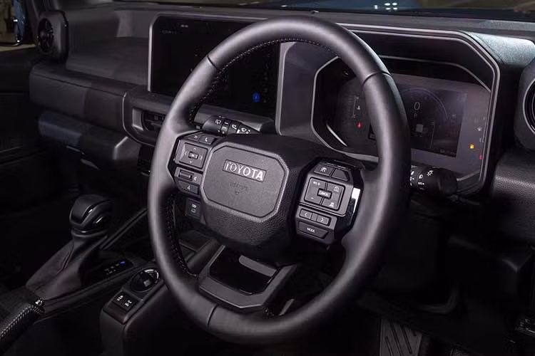 Với chiều dài tổng thể 4.575 mm, rộng 1.855 mm, cao 1.960 mm và chiều dài cơ sở 2.580 mm, FJ ngắn hơn Land Cruiser 250 tới 348 mm, cho thấy rõ định hướng đô thị hóa và linh hoạt trong vận hành. Dù nhỏ hơn, mẫu SUV này vẫn giữ nguyên chất gồ ghề vốn có, thể hiện qua các đường nét vuông vức, hốc bánh lớn, trụ C dày và lốp dự phòng gắn trên cửa hậu.