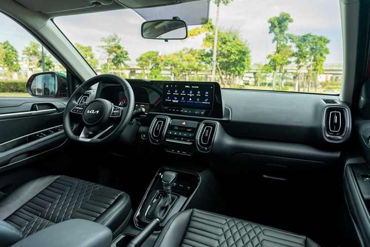 Tuy nhiên, giá bán của Kia Sonet lại khá cao trong phân khúc, dao động từ 499-624 triệu đồng. "Trái tim" của Kia Sonet là động cơ xăng 4 xi-lanh, dung tích 1.5L, sản sinh công suất tối đa 113 mã lực và mô-men xoắn cực đại 144 Nm như cũ. Động cơ đi với hộp số tự động biến thiên vô cấp giả lập 8 cấp số.