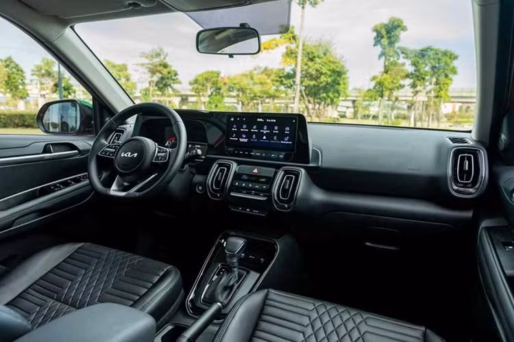 Tuy nhiên, giá bán của Kia Sonet lại khá cao trong phân khúc, dao động từ 499-624 triệu đồng. "Trái tim" của Kia Sonet là động cơ xăng 4 xi-lanh, dung tích 1.5L, sản sinh công suất tối đa 113 mã lực và mô-men xoắn cực đại 144 Nm như cũ. Động cơ đi với hộp số tự động biến thiên vô cấp giả lập 8 cấp số.