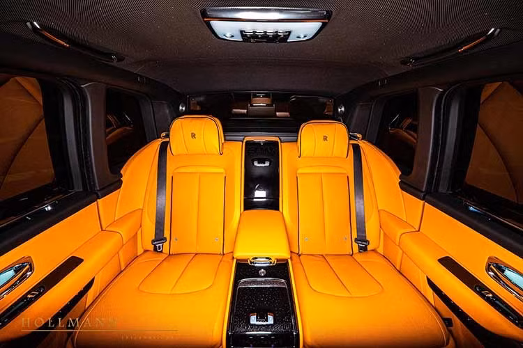 Không dừng lại ở sự xa xỉ, chiếc Cullinan này còn được trang bị gói bảo vệ đạn đạo chuẩn VR6. Toàn bộ thân xe được gia cường bằng thép, tăng cứng tại sàn, mui và cửa. Cấu trúc cửa chống nổ đi kèm bản lề chịu lực mới, kính chống đạn bao quanh và kính chắn gió chống đạn tích hợp sưởi. Ngay cả vách ngăn giữa hai khoang cũng sử dụng kính bọc thép.