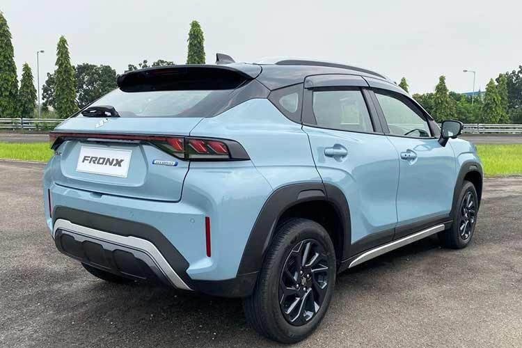 Suzuki Fronx được trang bị động cơ xăng K15C 4 xi-lanh, dung tích 1.5L, kết hợp với công nghệ mild hybrid Smart Hybrid Vehicle by Suzuki (SHVS), hộp số tự động 6 cấp mới với lẫy chuyển số trên vô lăng và pin lithium-ion 6 Ah. Động cơ xăng tạo ra công suất tối đa 101 mã lực và mô-men xoắn cực đại 135 Nm. Mô-tơ điện sẽ bổ sung 3,1 mã lực và 60 Nm, cho phép xe chỉ tiêu thụ 5,2 lít xăng/100 km.