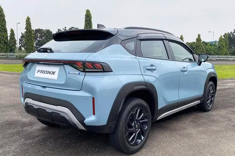 Suzuki Fronx được trang bị động cơ xăng K15C 4 xi-lanh, dung tích 1.5L, kết hợp với công nghệ mild hybrid Smart Hybrid Vehicle by Suzuki (SHVS), hộp số tự động 6 cấp mới với lẫy chuyển số trên vô lăng và pin lithium-ion 6 Ah. Động cơ xăng tạo ra công suất tối đa 101 mã lực và mô-men xoắn cực đại 135 Nm. Mô-tơ điện sẽ bổ sung 3,1 mã lực và 60 Nm, cho phép xe chỉ tiêu thụ 5,2 lít xăng/100 km.