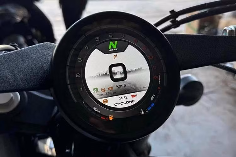 Trọng lượng xe đạt 198 kg khi kết hợp với bình nhiên liệu dung tích 14,5 lít, trong khi chiều cao yên 725 mm giúp RA600 thân thiện với nhiều thể trạng người lái. Xe cũng được tích hợp phuộc ống lồng phía trước không điều chỉnh.