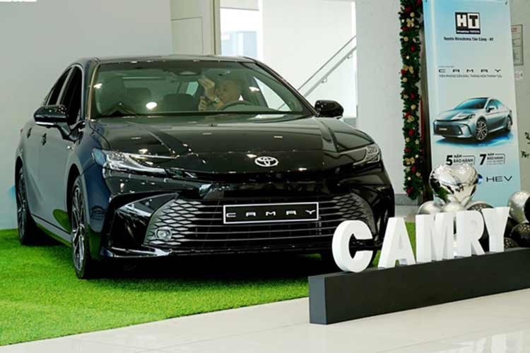 Toyota Camry: 16 xe ﻿Trong tháng 1/2026, Toyota Camry chỉ đạt doanh số 16 chiếc, giảm đến 95,9% so với tháng liền trước. Con số này càng bất ngờ hơn khi Camry là 1 trong 2 lựa chọn còn lại trong phân khúc sedan hạng D tại Việt Nam vì cả Honda Accord và Mazda6 hiện đều đã bị ngừng bán.