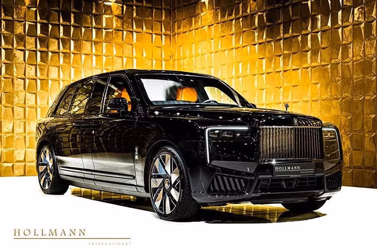 Trong thế giới SUV siêu sang, Rolls-Royce Cullinan vốn đã được xem là một trong những lựa chọn đỉnh cao nhất. Tuy nhiên, chiếc Cullinan đang được rao bán dưới đây thậm chí còn vượt xa chuẩn mực thông thường, từ kích thước, mức độ xa xỉ cho đến khả năng bảo vệ an ninh, và đi kèm một mức giá khiến không ít người phải giật mình.