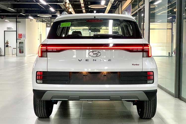 Nằm bên dưới nắp ca-pô của mẫu xe Hàn Quốc này là động cơ xăng 3 xi-lanh thẳng hàng, tăng áp, dung tích 1.0L, tạo ra công suất tối đa 120 mã lực và mô-men xoắn cực đại 172 Nm. Động cơ kết hợp với hộp số tự động ly hợp kép 7 cấp và hệ dẫn động cầu trước.