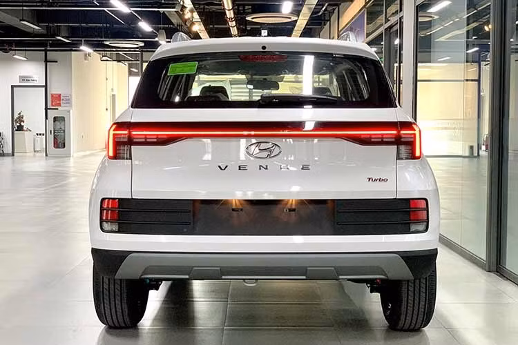 Nằm bên dưới nắp ca-pô của mẫu xe Hàn Quốc này là động cơ xăng 3 xi-lanh thẳng hàng, tăng áp, dung tích 1.0L, tạo ra công suất tối đa 120 mã lực và mô-men xoắn cực đại 172 Nm. Động cơ kết hợp với hộp số tự động ly hợp kép 7 cấp và hệ dẫn động cầu trước.