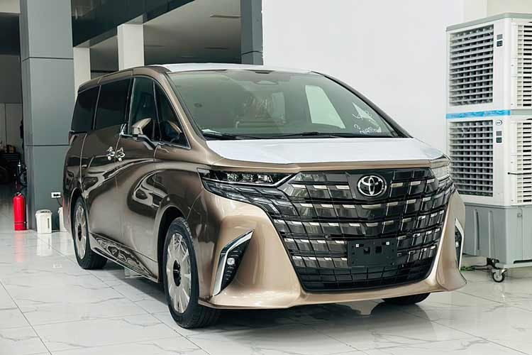 Toyota Alphard: 32 xe ﻿Alphard là mẫu xe Toyota thứ 3 có mặt trong top 10 này, sau Corolla Altis và Camry. Doanh số của mẫu MPV cỡ lớn này trong tháng 1/2026 dừng ở mức 32 chiếc, giảm 8,5%. Khác với Corolla Altis và Camry, sự xuất hiện của Alphard trong top 10 là điều thường xuyên xảy ra vì mẫu xe này có giá cao, lên đến 4,37-4,415 tỷ đồng nên rõ ràng không dành cho số đông.