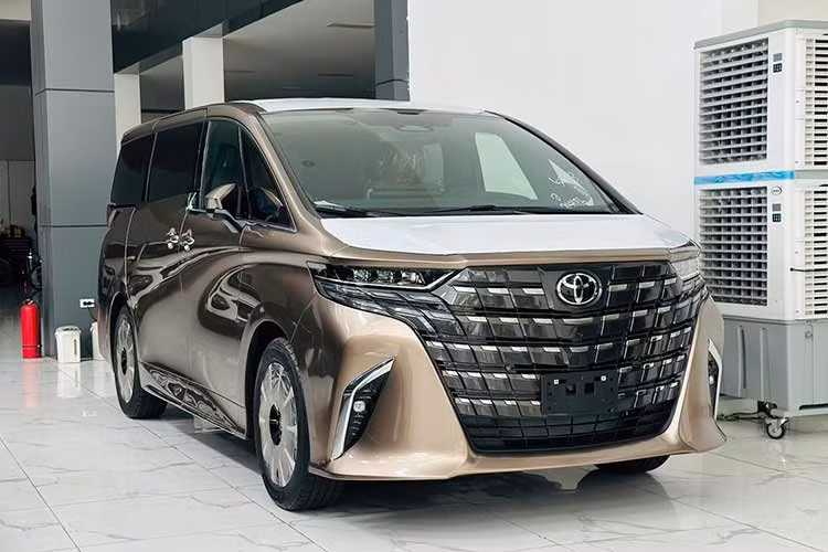 Toyota Alphard: 32 xe ﻿Alphard là mẫu xe Toyota thứ 3 có mặt trong top 10 này, sau Corolla Altis và Camry. Doanh số của mẫu MPV cỡ lớn này trong tháng 1/2026 dừng ở mức 32 chiếc, giảm 8,5%. Khác với Corolla Altis và Camry, sự xuất hiện của Alphard trong top 10 là điều thường xuyên xảy ra vì mẫu xe này có giá cao, lên đến 4,37-4,415 tỷ đồng nên rõ ràng không dành cho số đông.