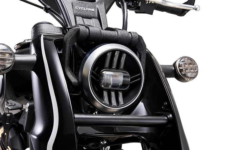 Cyclone RA600 sử dụng bánh xe kích thước 16 inch cho cả trước và sau, đi kèm bộ lốp có thông số 130/90 phía trước và 150/80 phía sau, góp phần tạo nên dáng xe đầm chắc và ổn định khi vận hành ở tốc độ hành trình.