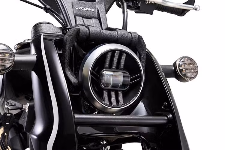 Cyclone RA600 sử dụng bánh xe kích thước 16 inch cho cả trước và sau, đi kèm bộ lốp có thông số 130/90 phía trước và 150/80 phía sau, góp phần tạo nên dáng xe đầm chắc và ổn định khi vận hành ở tốc độ hành trình.