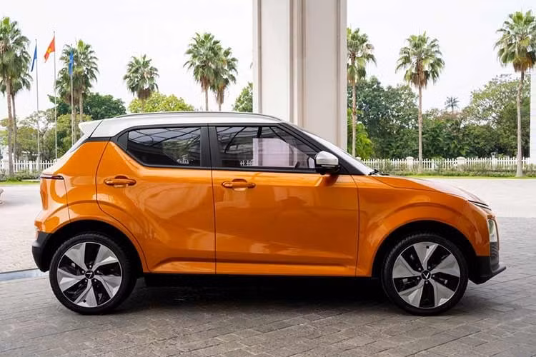 Mẫu xe điện Vinfast VF5 được trang bị mô-tơ điện có công suất tối đa 134 mã lực và mô-men xoắn cực đại 135 Nm, mạnh nhất trong phân khúc SUV hạng A ở Việt Nam. Sau khi sạc đầy pin, xe có thể chạy được 326 km theo chu trình thử nghiệm NEDC.