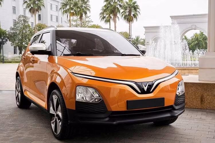 VinFast VF5: 2.737 xe ﻿Trong tháng 1/2026, VinFast đã bàn giao thành công 2.737 chiếc VF5 cho khách Việt, tương đương mức giảm đến 49,6% so với tháng liền trước. Đây là mẫu xe có tỷ lệ giảm doanh số cao nhất trong phân khúc SUV hạng A trong tháng vừa qua. Tuy nhiên, vị trí số 1 trong phân khúc này vẫn thuộc về VinFast VF5. Tính trên quy mô toàn thị trường, VF5 đứng thứ 3, sau VinFast Limo Green và VF3.