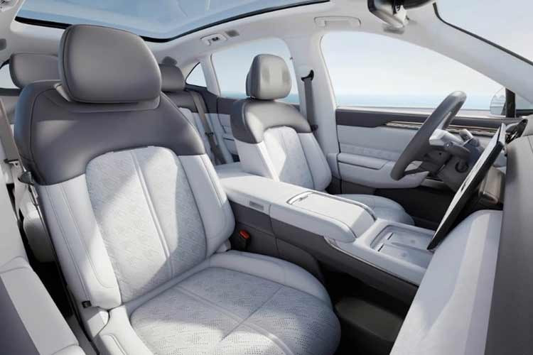 Khả năng tăng tốc từ 0-100 km/h chỉ mất 3,8 giây, mang lại cảm giác dính ghế đầy uy lực. Điểm nhấn công nghệ nằm ở kiến trúc điện 800V tiên tiến, cho phép xe hỗ trợ sạc nhanh DC với công suất lên tới 420 kW, giúp rút ngắn thời gian chờ đợi tại trạm sạc xuống mức tối thiểu.