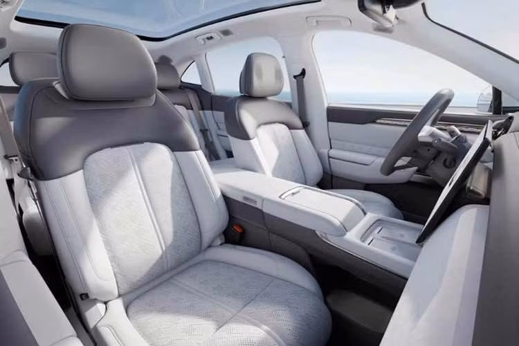 Khả năng tăng tốc từ 0-100 km/h chỉ mất 3,8 giây, mang lại cảm giác dính ghế đầy uy lực. Điểm nhấn công nghệ nằm ở kiến trúc điện 800V tiên tiến, cho phép xe hỗ trợ sạc nhanh DC với công suất lên tới 420 kW, giúp rút ngắn thời gian chờ đợi tại trạm sạc xuống mức tối thiểu.