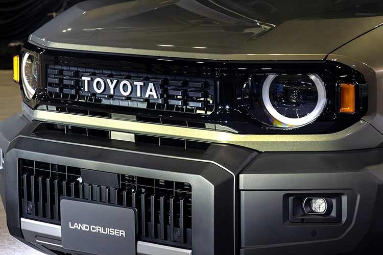 Đặc biệt, khối động cơ này đã tương thích với hệ thống mild-hybrid 48V, giúp tối ưu hóa mức tiêu thụ nhiên liệu và đáp ứng các tiêu chuẩn khí thải khắt khe tại Nhật Bản hay Úc cho đến thập kỷ tới. Khoảng nghỉ ba năm cho phiên bản này được cho là bước tính toán chiến lược để Toyota tích hợp thêm các công nghệ xử lý khí thải tiên tiến.