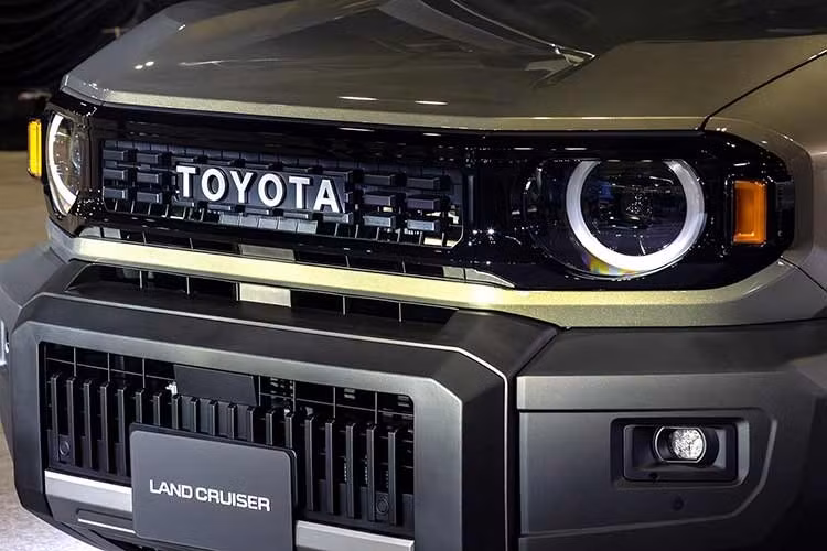 Đặc biệt, khối động cơ này đã tương thích với hệ thống mild-hybrid 48V, giúp tối ưu hóa mức tiêu thụ nhiên liệu và đáp ứng các tiêu chuẩn khí thải khắt khe tại Nhật Bản hay Úc cho đến thập kỷ tới. Khoảng nghỉ ba năm cho phiên bản này được cho là bước tính toán chiến lược để Toyota tích hợp thêm các công nghệ xử lý khí thải tiên tiến.