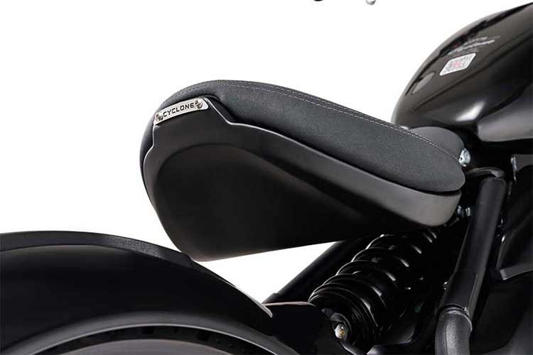 Xe có giảm xóc đơn phía sau, thiết lập theo hướng ưu tiên sự êm ái trong điều kiện sử dụng đường trường. Hệ thống phanh sử dụng đĩa thủy lực đơn cho cả hai bánh, đi kèm ABS hai kênh là trang bị tiêu chuẩn, đảm bảo mức độ an toàn cần thiết trong các tình huống phanh gấp.