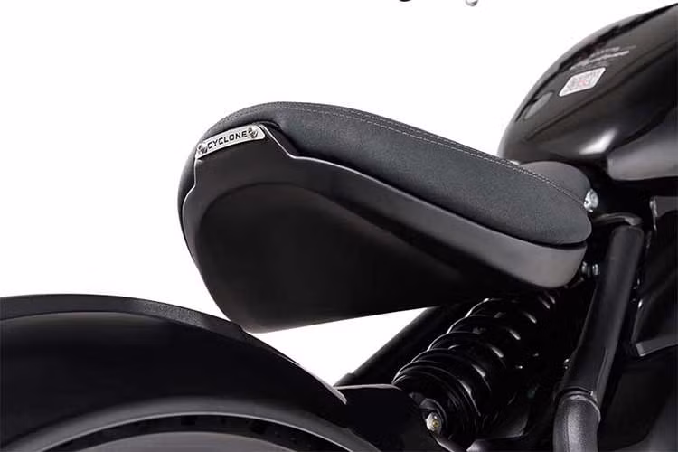 Xe có giảm xóc đơn phía sau, thiết lập theo hướng ưu tiên sự êm ái trong điều kiện sử dụng đường trường. Hệ thống phanh sử dụng đĩa thủy lực đơn cho cả hai bánh, đi kèm ABS hai kênh là trang bị tiêu chuẩn, đảm bảo mức độ an toàn cần thiết trong các tình huống phanh gấp.