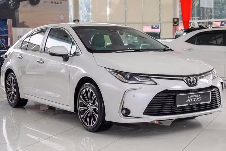Toyota Corolla Altis: 6 xe ﻿Trong tháng 1/2026, Toyota Việt Nam chỉ bán được 6 chiếc Corolla Altis cho người tiêu dùng trong nước, giảm đến 78,5% so với tháng 12/2025. Mẫu xe này vốn không có lợi thế về giá bán trong phân khúc với mức dao động từ 725-870 triệu đồng. Bên cạnh đó, thiết kế và trang bị gần như giữ nguyên trong thời gian dài cùng sự tuột dốc của phân khúc sedan hạng C tại Việt Nam cũng tác động đến sức hút của Corolla Altis.